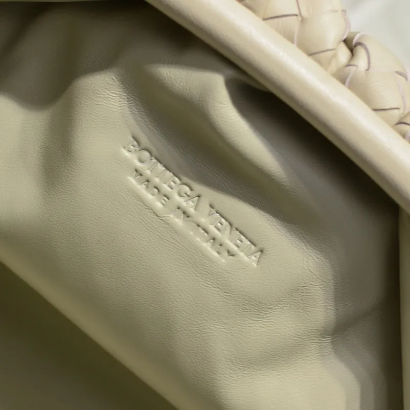 Real shot🔥🔥The counterattack of the popular Bottega Veneta started with this series of cloud bags, which went viral in the fashion circle and started a craze! Out of stock, out of stock, out of stock... One piece is hard to find, super hard to buy, regardless of age, season, or occasion. Very classy. Really, if you carry this on the road, it will turn heads! This is also the reason why this series is so expensive. Large size: 38*20*8.5cm [Big Cloud Weaving]